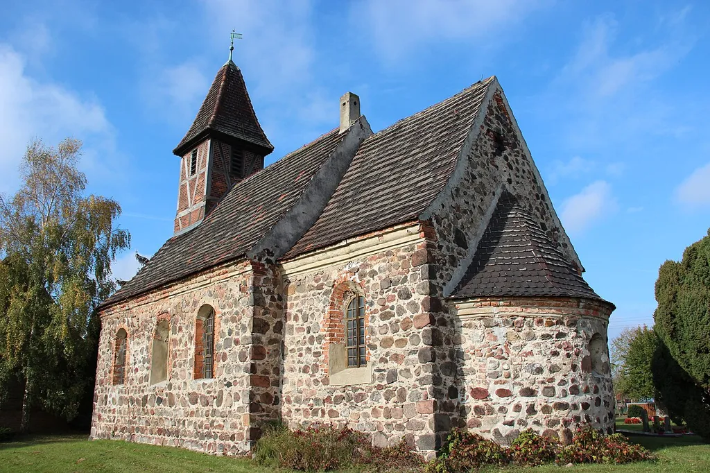 Ansicht der ev. Dorfkirche Wahlsdorf im Herbst 2017. (spätromanisch)