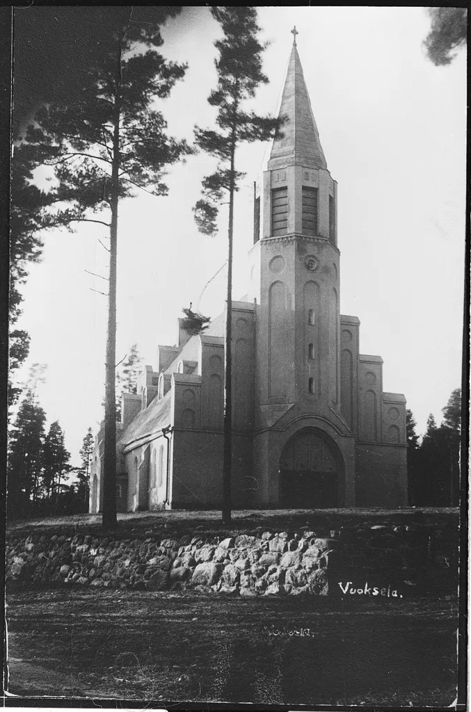 Arkkitehti Ilmari Launiksen suunnittelema, vuonna 1929 valmistunut Vuokselan luterilainen kirkko.