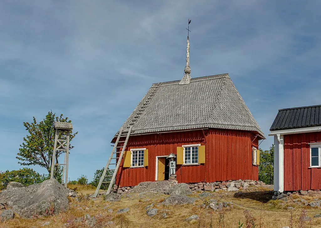 Maakalla is a unique island roughly 18 km off the coast from Kalajoki. This autonomous island boasts rugged yet beautiful nature, old wooden fishermen’s huts, an exquisite wooden church dating from the 18th century and a new Maakalla museum. (Visit Kalajoki)