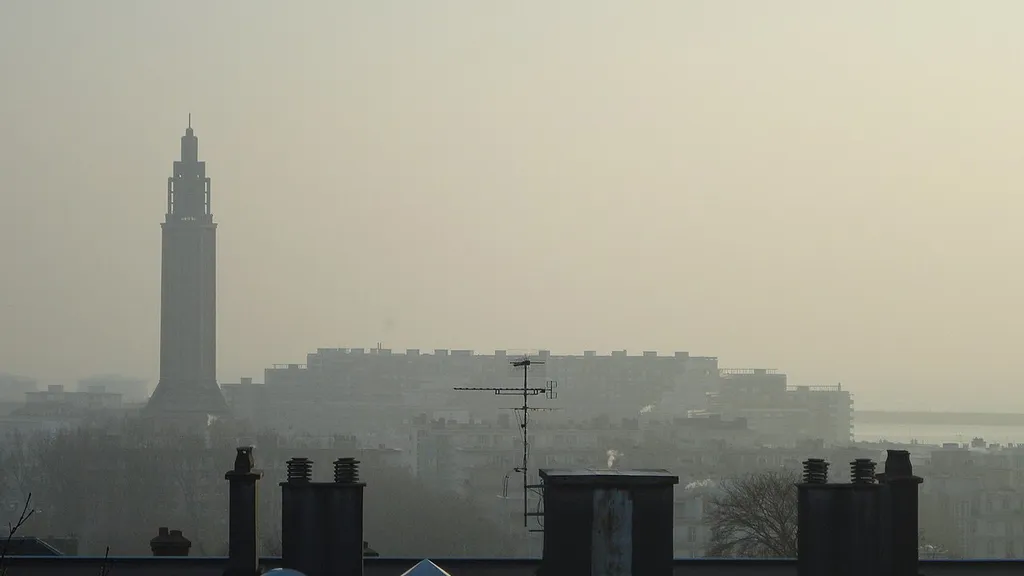 Photo de l'église Saint Joseph au Havre dans la brume.