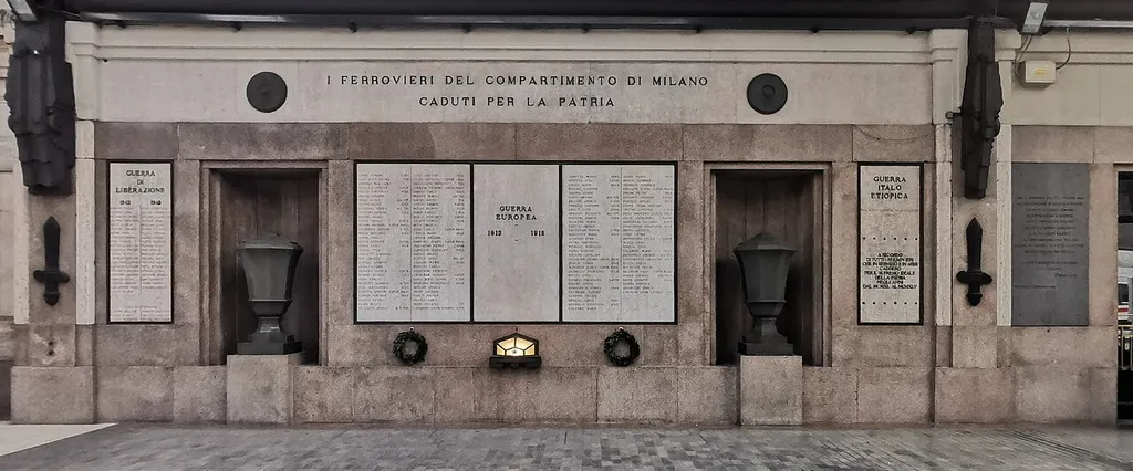 A Milano, all’interno della Stazione Centrale, a lato del binario 21, è presente un memoriale composto da una serie di lastre commemorative che ricordano: - i ferrovieri del compartimento milanese che persero a vita nella guerra di Liberazione fra il 1943 e il 1945 - i ferrovieri del compartimento milanese che persero a vita nella prima guerra mondiale. - il capitano Giovanni de Alessandri, caduto nella guerra Italo Etiopica - i deportati che durante l’occupazione di Milano, da lì vennero diretti verso i campi di sterminio e di concentramento in Europa.