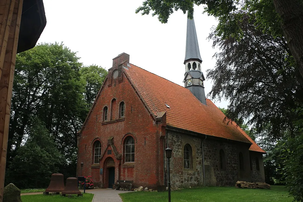 Blick auf die St. Marien-Kirche Delve von SW,