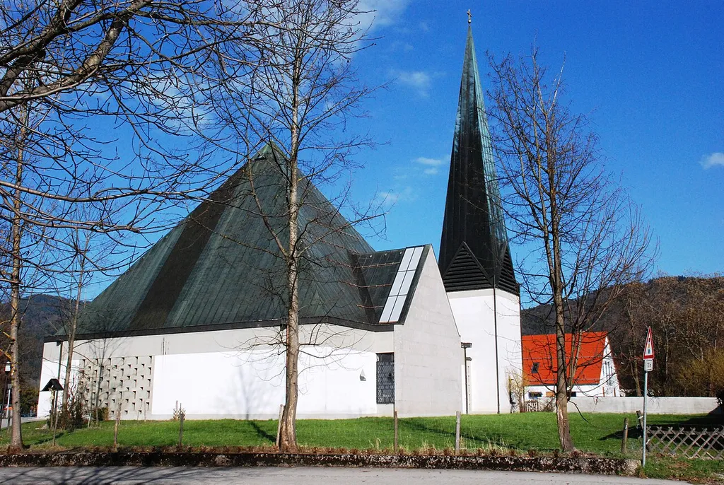 Katholische Marienkirche (erbaut 1963-1965; Architekt Fritz Hierl, Murnau) am Dorfplatz 4 in Benediktbeuern, Landkreis Bad Tölz-Wolfratshausen, Regierungsbezirk Oberbayern, Bayern.