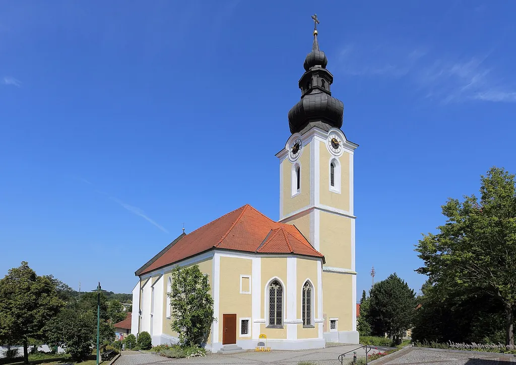 Katholische Pfarrkirche hl. Margarethe in der oberösterreichischen Marktgemeinde Prambachkirchen. Eine spätgotische Hallenkirche aus dem 1. Viertel des 16. Jahrhunderts. Der Turm mit dem aufgestetzen Zwiebelhelm wurde 1835 errichtet.