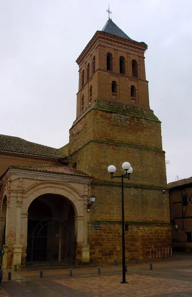Iglesia de Santa María del Azogue en Valderas (León, España).