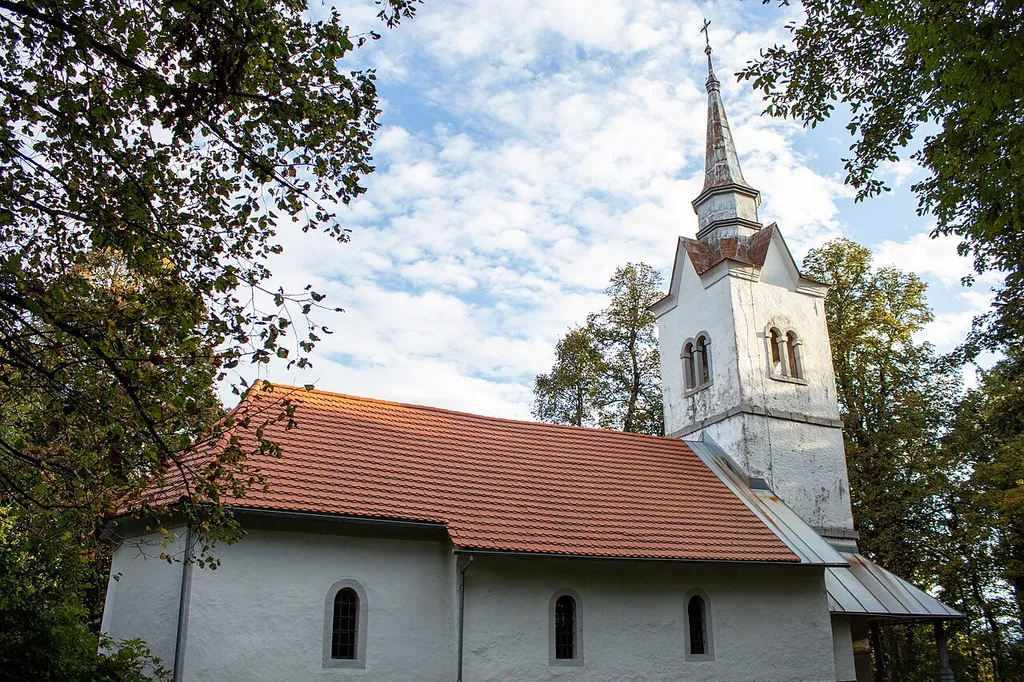 Cerkev stoji pod vrhom razglednega kraškega osamelca Ljuben, ob njej raste nekaj košatih lip, ki oblikujejo kvaliteten romarski ambient.