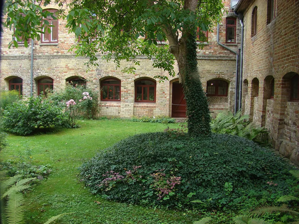 Innenhof des St.-Johannis-Klosters vor Schleswig