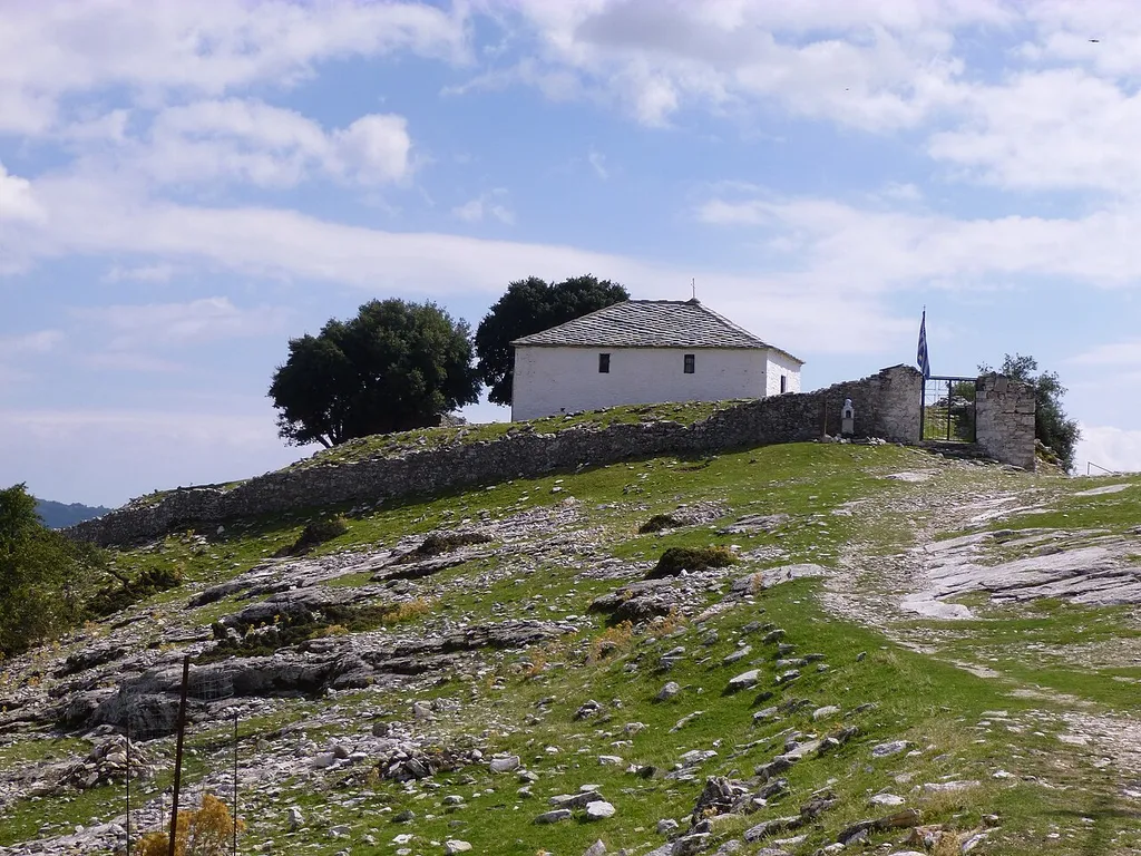 Reste der alten genuesischen Festung im Bergdorf Kastro auf der griechischen Insel Thassos. In der Mitte das Beinhaus (Karner)