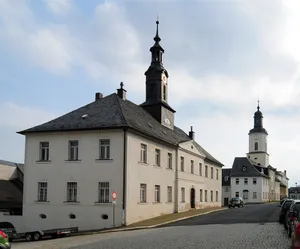 Kirche und Kriegergedächtnisstätte Obere Kirchstraße