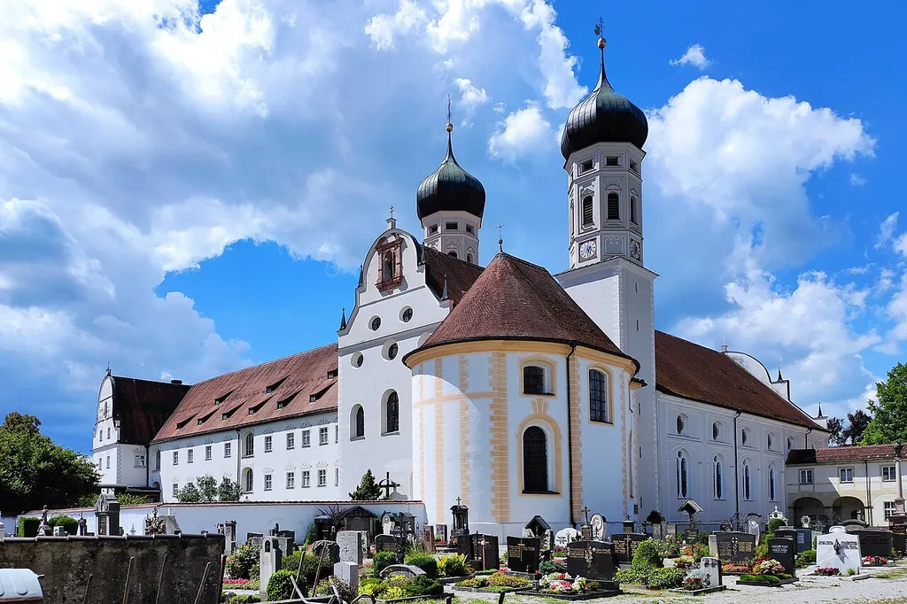 Die Klosterkirche St. Benedikt (auch umgangssprachlich Basilika St. Benedikt und Klosterbasilika genannt) ist die ehemalige Abteikirche und jetzige katholische Pfarrkirche in Benediktbeuern.