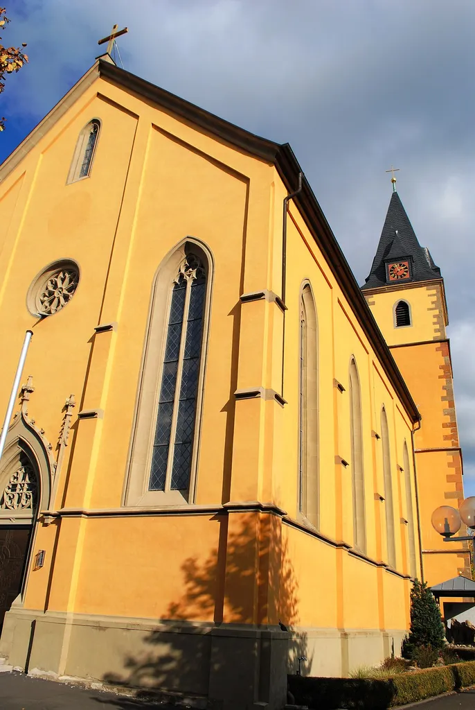 Kirche Heiligkreuz, Kirchgasse 8, Schwarzach-Stadtschwarzach, Saalbau mit eingezogenem Chor und südlich anschließendem Turm, Chor, 1467, Turm, 1424, das Obergeschoss, 1614, Langhaus neugotisch, 1868; D-6-75-165-48