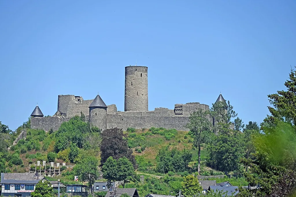 Nürburg (Burg) von Süden
