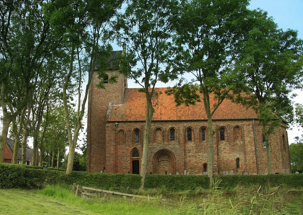 De Hervormde Sint Annakerk uit ca. 1200 in Hantumhuizen Gemeente Dongeradeel in Friesland