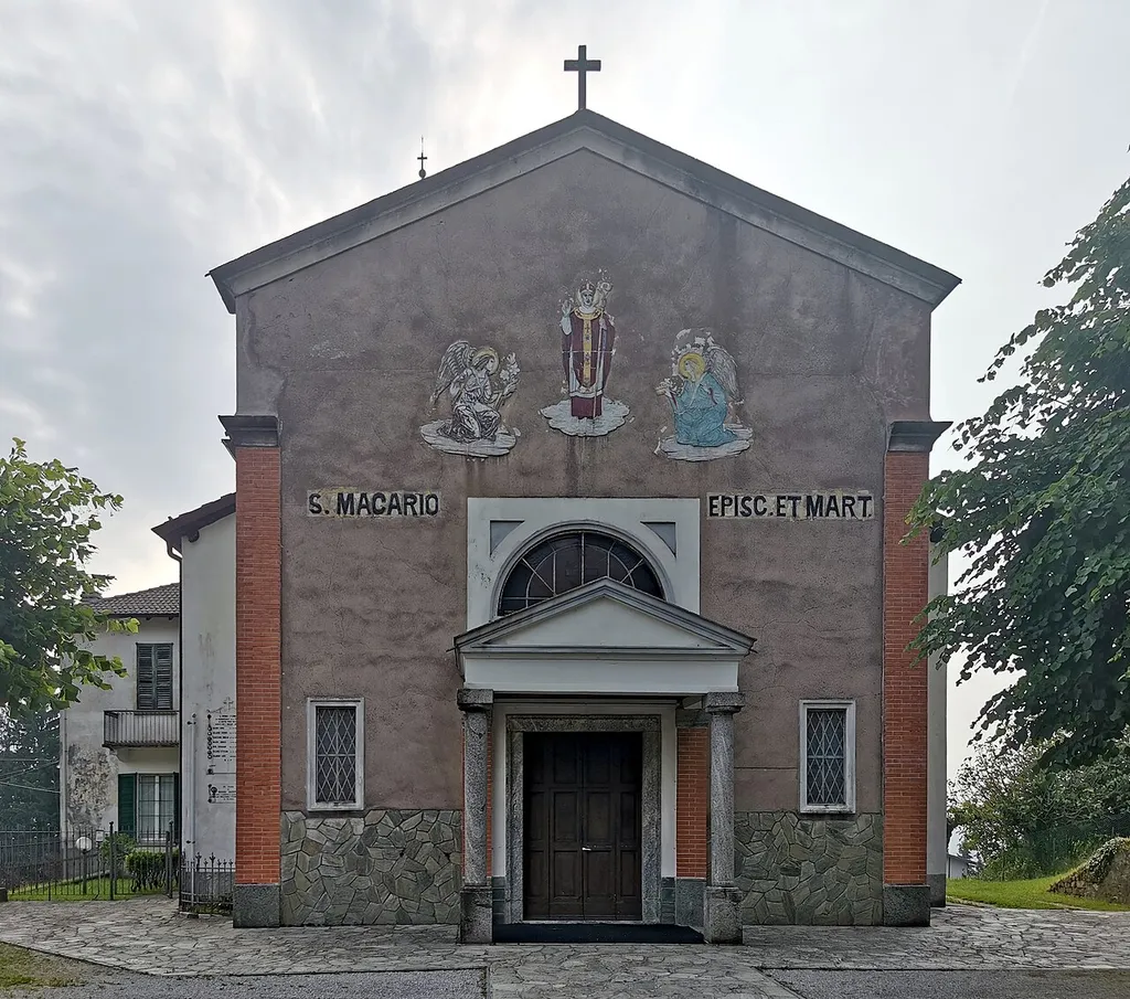 Chiesa di San Macario ad Aizurro (Airuno), facciata con affresco di San Macario