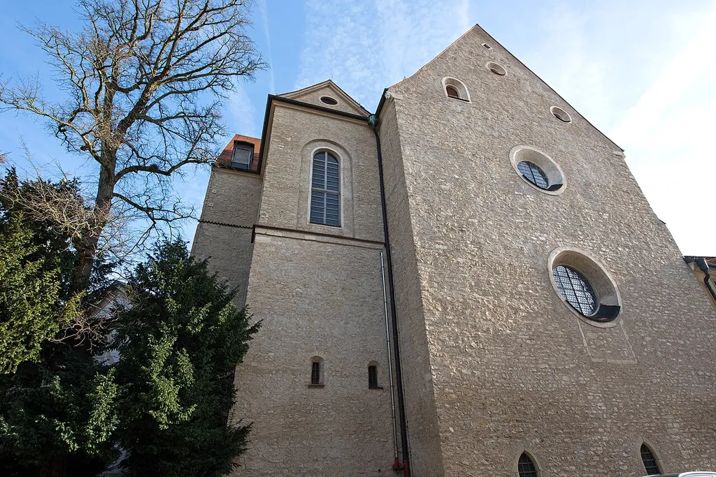 Die Katholische Pfarrkirche St. Emmeram der ehemaligen Benediktinerabtei geht auf das 8. Jahrhundert zurück. Eine Erweiterung erfolgte um 1060, nach einem Brand im Jahr 1166 wurde sie wiederhergestellt. Im 17. und 18. Jahrhundert erfolgte eine Barockisierung, die heute noch zu sehen ist. Von 1049 bis 1052 wurde die ursprüngliche Westmauer abgebrochen und das Westquerhaus mit dem Dionysiuschor (Westchor) errichtet. D-3-62-000-350