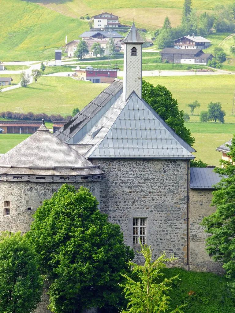 This media shows the protected monument with ObjektID 24499 in Austria. (Commons, de, Wikidata) ehem. Kapuzinerkirche Radstadt, von Norden; links davon der Kapuzinerturm.