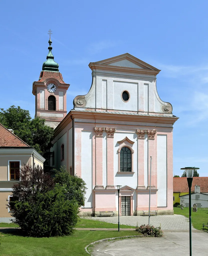 Westansicht der röm.-kath. Pfarrkirche hl. Andreas in Großstelzendorf, ein Ortsteil der niederösterreichischen Marktgemeinde Göllersdorf.