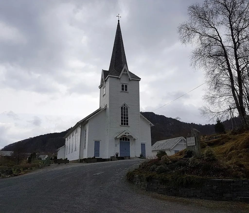 Tysnes kirke. Foto: Roger Grimelid. Fra Riksantikvarens Kulturminnesøk.