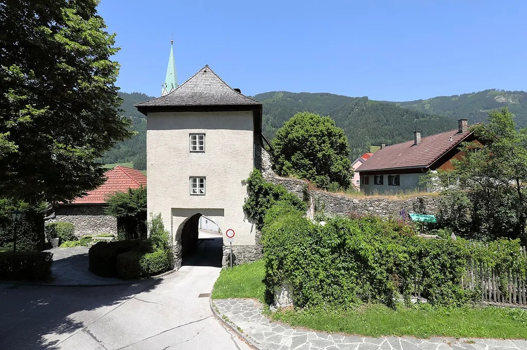 Burgtor in der Stadtgemeinde Rottenmann in der Steiermark, Österreich.Im 15. Jahrhundert wurde die Burg in die Stadtbefestigung einbezogen. Nachdem man ab der Mitte des 19. Jahrhunderts die Demolierung der Stadttore begann, ist heute nur noch das südliche Burgtor erhalten, das seit 1827 sich in Privatbesitz befindet.