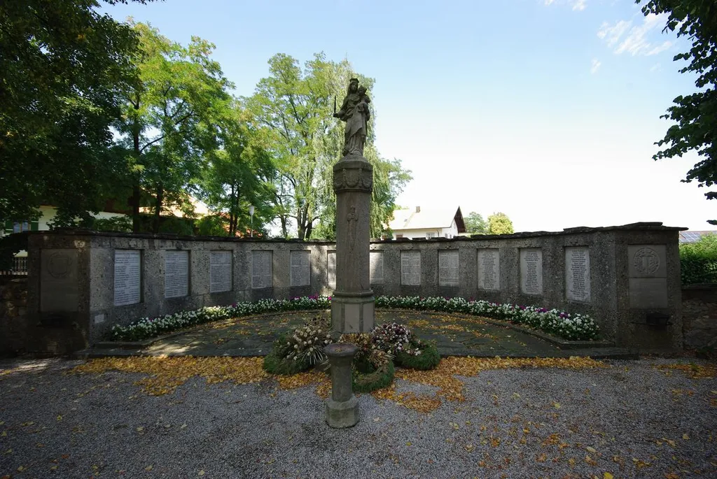 Gumpinger Str. 22, 83404 Ainring Katholische Pfarrkirche Mariä Himmelfahrt. Mariensäule mit Kriegergedenkstätte