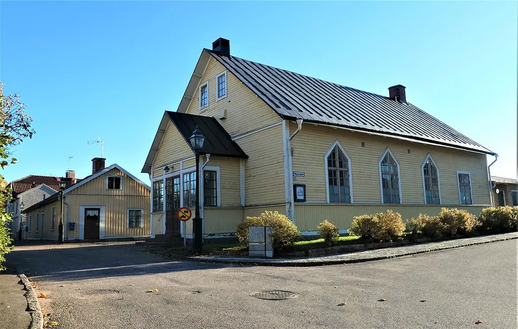 The former Hjo Baptist Church from 1922 at Wagnergatan 8 (Kopparslagaren 10) in Hjo, Sweden. The building is in the corner of Wagnergatan and Västergränd.