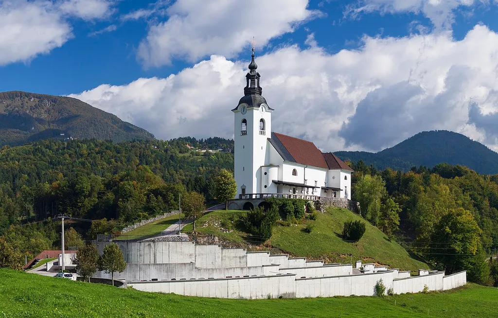 Cerkev, zgrajena na mestu starejše predhodnice, posvečena 1834. Po 2. svetovni vojni obnovljena (Jože Plečnik, M. Nerima ): notranja oprema, krstilnica, nadstrešek, podporne arkade. Baročen zvonik.