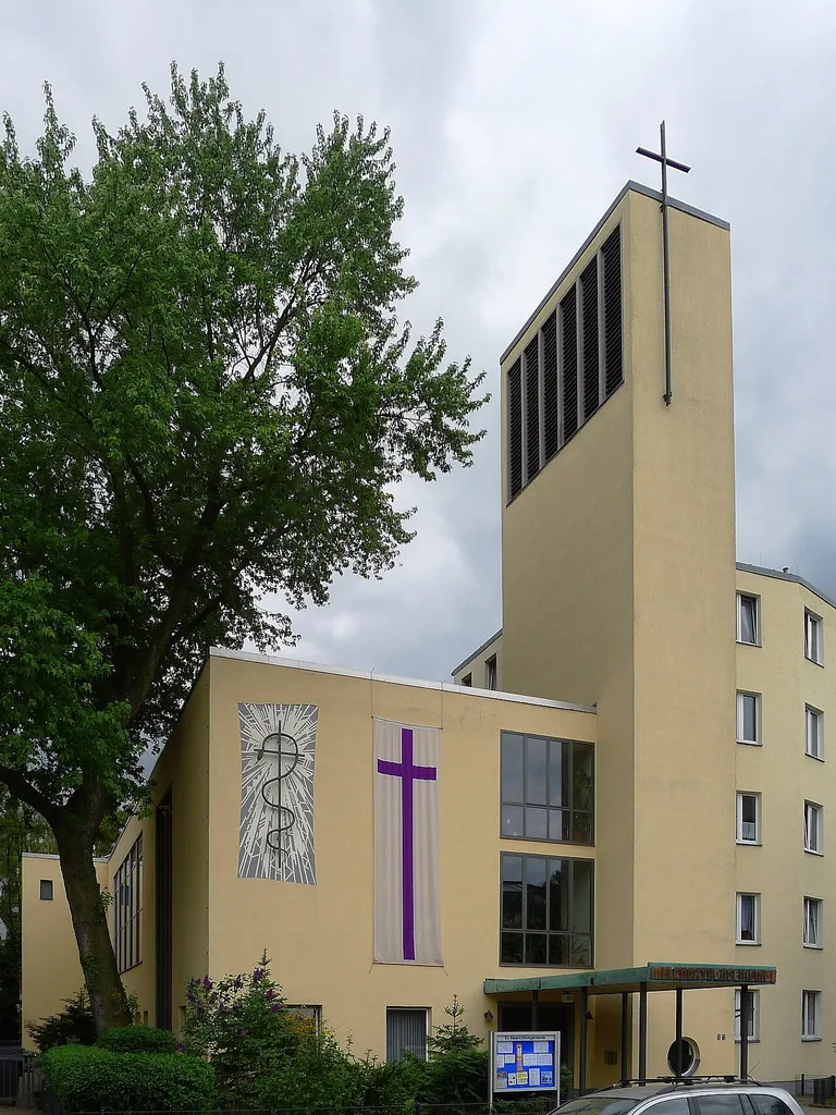 Blick auf Turm und Eingang zur Kirche