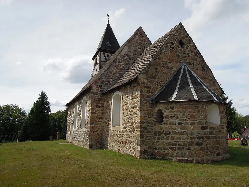 Flämingkirche Schmilkendorf -Ostsüdostansicht mit Apsis an eingezogenem Chor- August 2020