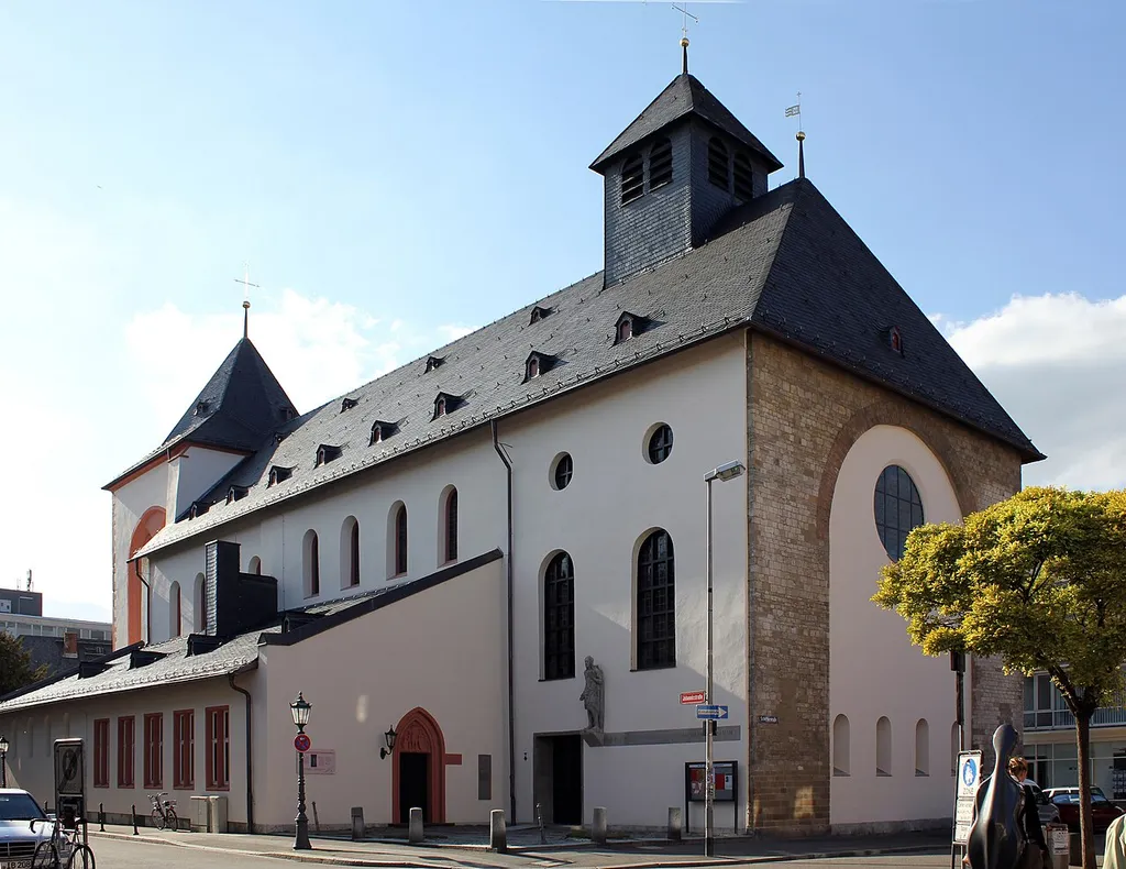 Die evangelische Johanniskirche ist die älteste Kirche der Stadt Mainz. Sie war vermutlich auch die erste Bischofskirche der Stadt. Der spätkarolingische Bau wurde unter Erzbischof Hatto (891 – 913) als dreischiffige Basilika errichtet. Von diesem Bau sind die Seitenmauern und Pfeiler sowie die Fenster des Mittelschiffs weitgehend erhalten. Bis 1767 war die Kirche mit dem Mainzer Dom verbunden. 1828/30 wurde die Johanniskirche die erste evangelische Kirche der Stadt.
