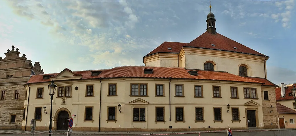 Klášter bosých karmelitánek s kostelem sv. Benedikta na Hradčanech v Praze