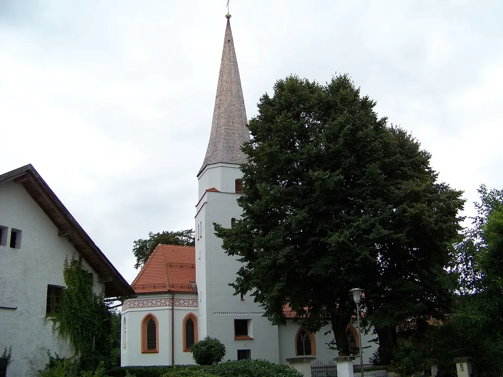 Vilsbiburg, Solling, neben Haus Nr. 49. Katholische Kirche St. Stephan mit Mauer. Kleine spätgotische Staffelhalle, 1493–1497, Gliederung durch Dachfries und Sockelband, nördlich Chorflankenturm mit Spitzhelm; mit Ausstattung. Friedhofsmauer, 18./19. Jahrhundert wohl mit älterem Kern.