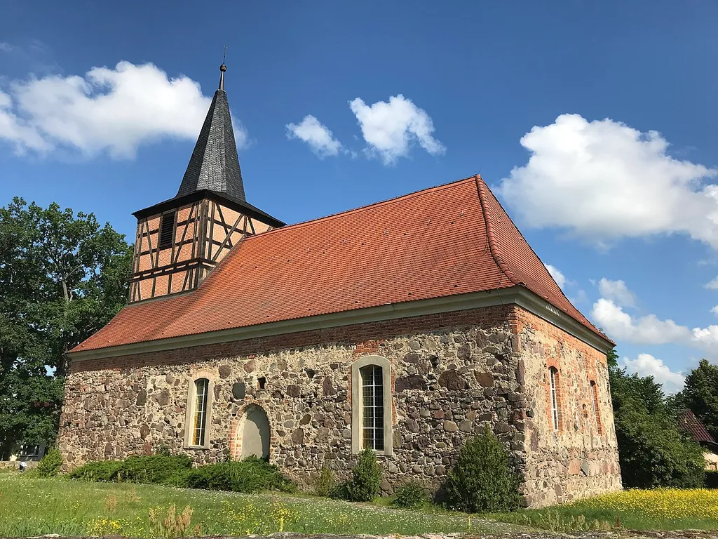 Die Dorfkirche Merz der Gemeinde Ragow-Merz im Landkreis Oder-Spree ist eine spätgotische Feldsteinkirche. Im Innern steht unter anderem ein spätbarocker Kanzelaltar mit einem Korb aus der ersten Hälfte des 17. Jahrhunderts.