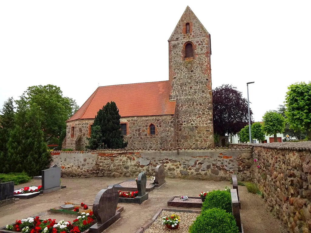 Klein Rossau ist ein Wohnplatz im Ortsteil Rossau der kreisangehörigen Hansestadt Osterburg (Altmark) im Landkreis Stendal in Sachsen-Anhalt