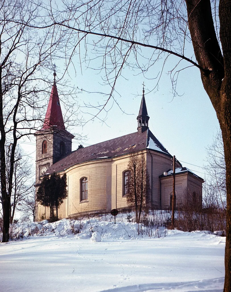 kostel sv. Petra a Pavla v Horním Tanvaldu ca. 1984 v zimě. Scanováno z negativu 6x6