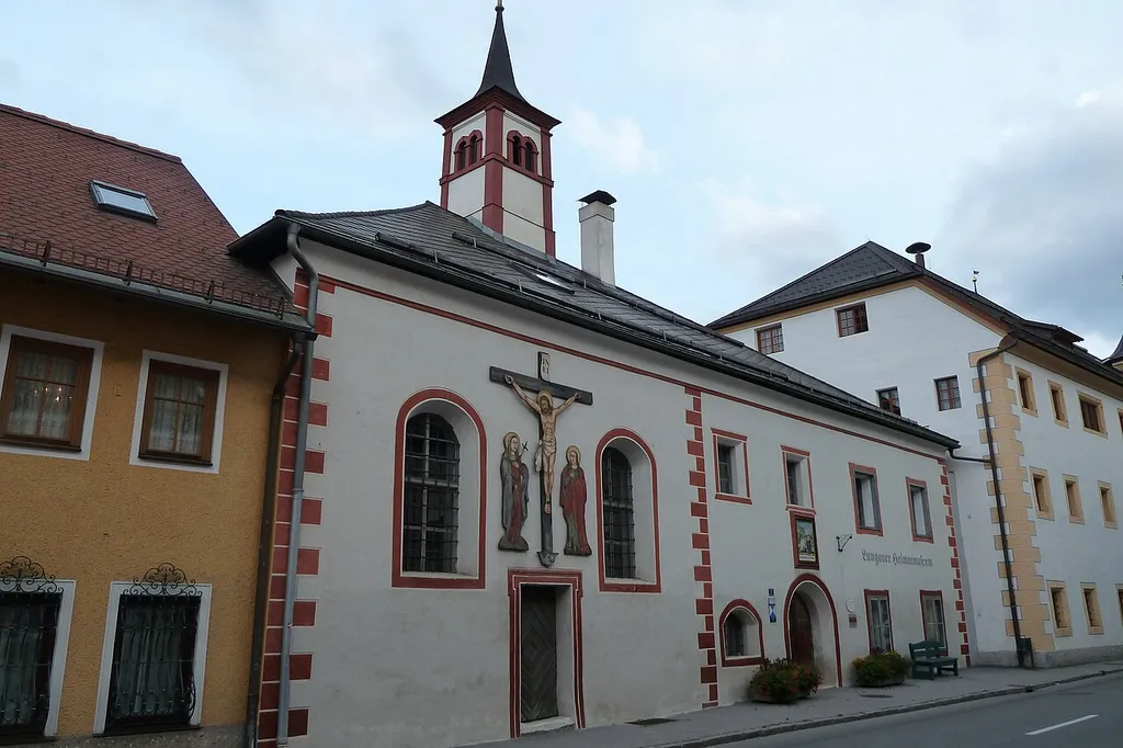 Ehemalige Spitalskirche Tamsweg, mit Lungauer Heimatmuseum, im Hintergrund Tamsweger Rathaus