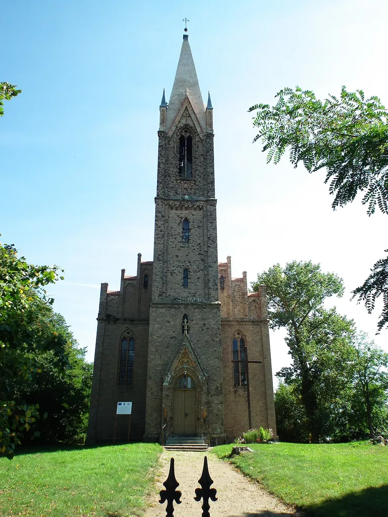 Kościół pw. Wniebowzięcia Najświętszej Maryi Panny – świątynia neostylowa, zbudowana w 1865 r. na planie prostokąta, murowana z cegły ceramicznej.
