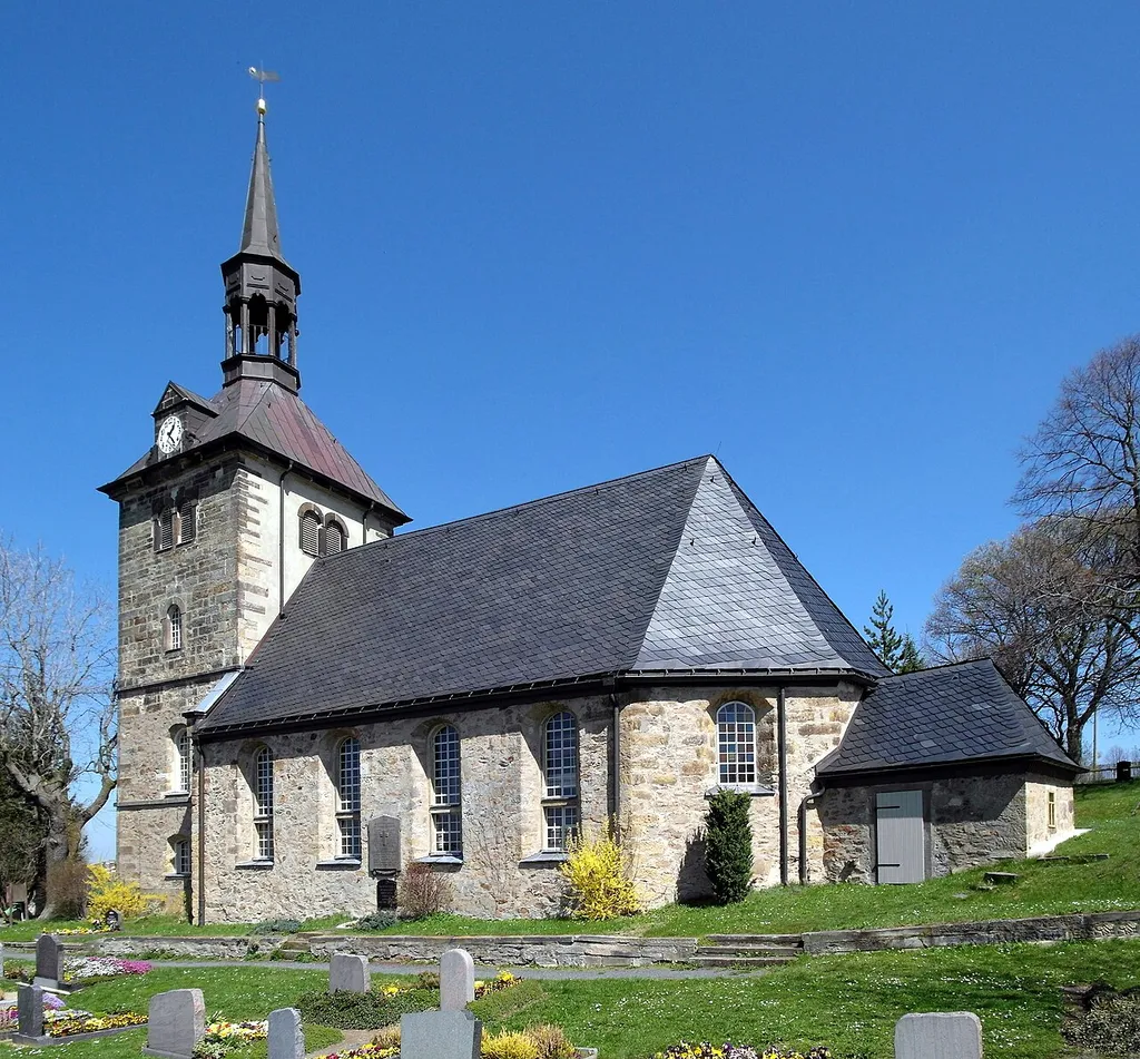 21.04.2016 01825 Börnersdorf (Bad Gottleuba-Berggießhübel), Börnersdorf 11 (GMP: 50.825893,13.880948). Die Evangelische Dorfkirche mit der unüblichen Nord-Süd Ausrichtung wurde 1672-74 erbaut. Der Kirchturm wurde erst 1865 errichtet, nachdem der vorherige Glocken-Dachreiter 1863 durch einen Blitz zerstört worden war. [SAM4792-4793.JPG]20160421500MDR.JPG(c)Blobelt