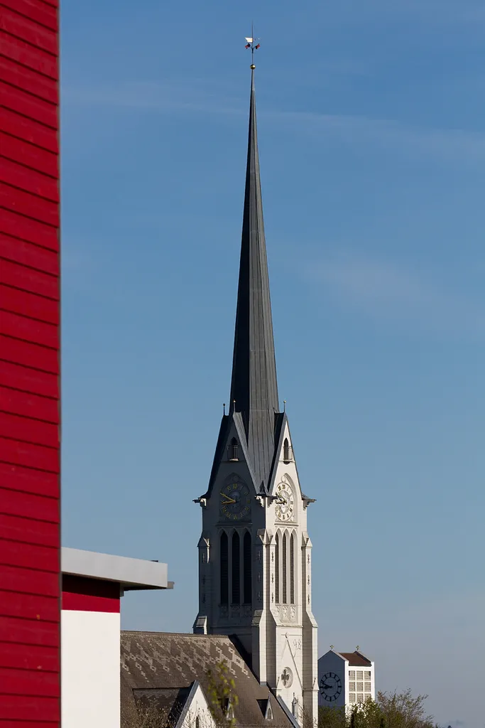 Reformierte Kirche mit dem höchsten Kirchturm des Kantons Thurgau - dahinter Kirchturmspitze der katholischen Kirche von Amriswil.