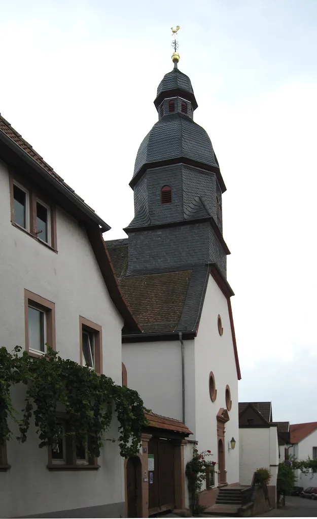 Protestantische Kirche in Ilbesheim; barocker Saalbau mit Dachreiter, bezeichnet 1719