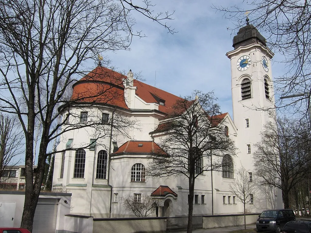 Marschnerstraße 2; Evang.-Luth. Himmelfahrtskirche Pasing, barockisierend, 1903–04 von Karl Hocheder d. Ä.; mit Ausstattung.