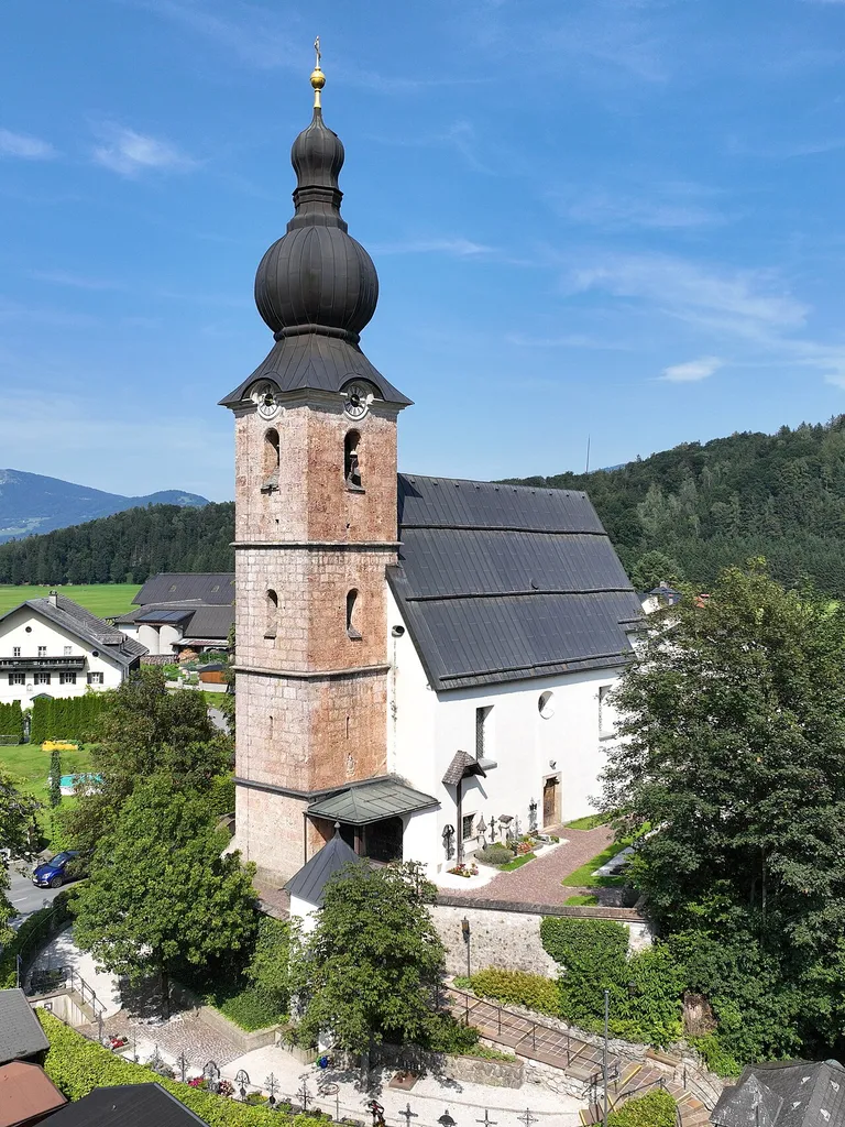 Southwest view of the church of St. Leonhard in Grödig.