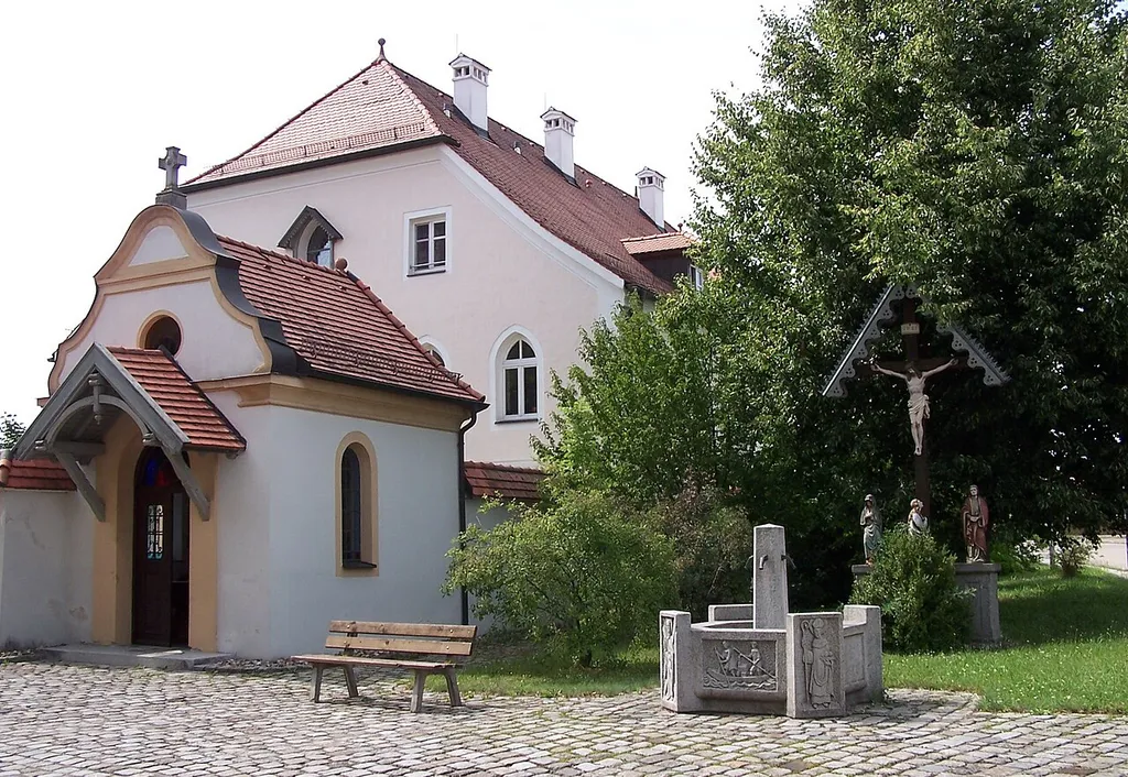 Kirchroth, Niederachdorf, Pilgerstraße 25. Ehem. Kloster des Maristenordens, heute Wohn- und Pflegeheim, mit Halbwalmdach, Ende 18. Jh.