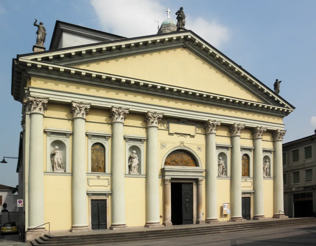 Facciata della chiesa parrocchiale di Santa Margherita a Pandino
