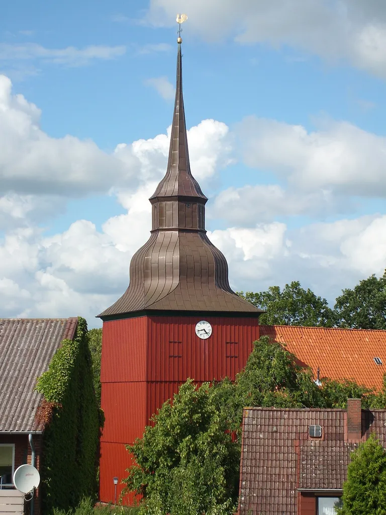 Der Turm der St. Nikolauskirche in Brokdorf vom Elbdeich aus gesehen