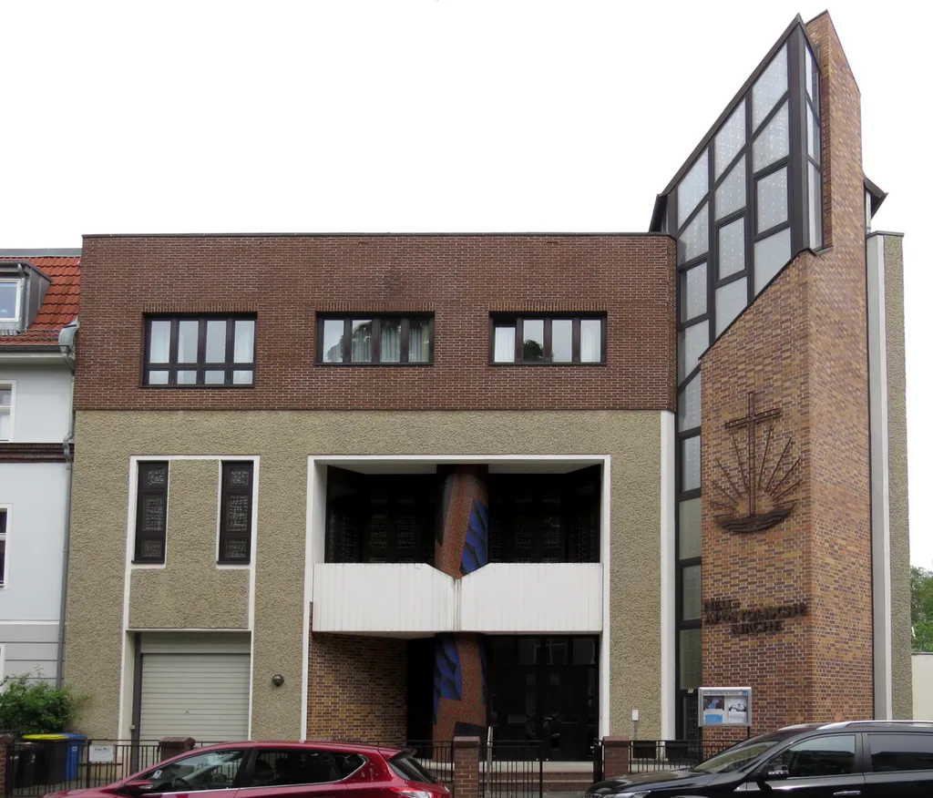 Neuapostolische Kirche Berlin-Adlershof, straßenansicht, gerade gezogen