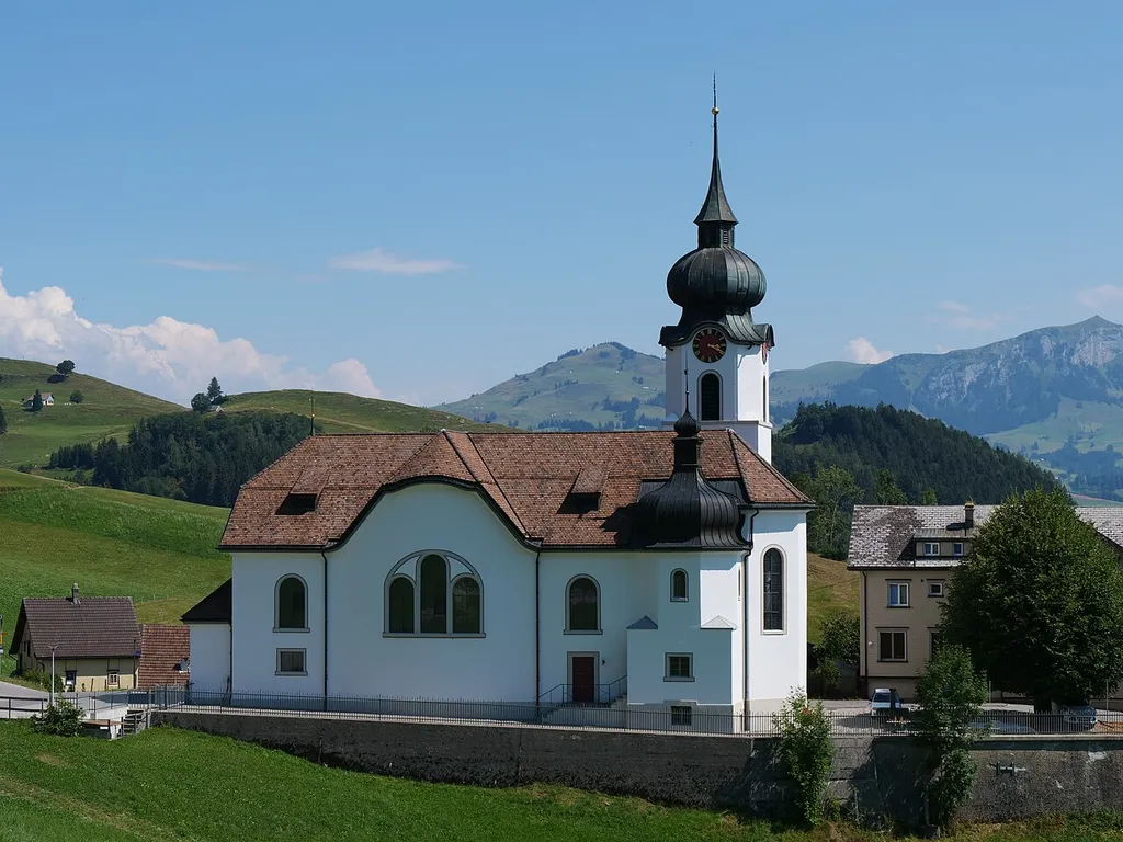 Wahrscheinlich wurde an eine bestehende Andachtskapelle, um die Mitte des 18. Jahrhunderts das Schiff angebaut.