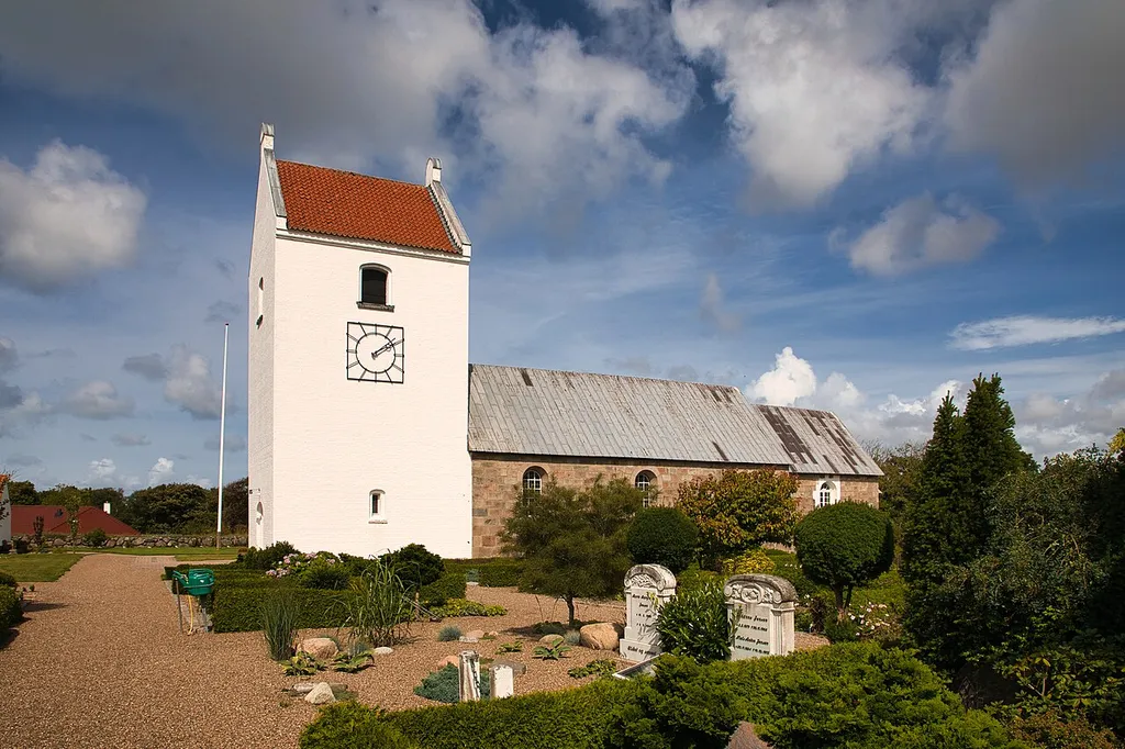 Die Kirche von Tornby im Sommer 2021.
