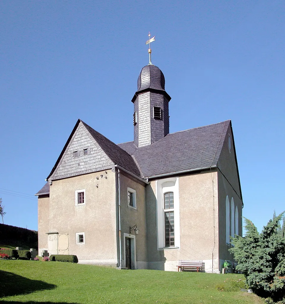 06.10.2011 01825 Döbra (Liebstadt), bei Döbraer Straße 17: Dorfkirche (GMP: 50.838271,13.838723). Die Pfarrstelle des Ortes wird 1376 erstmals erwähnt. Die ursprüngliche Kirche hatte einen wehrhaften Charakter. Sie besaß nur die schmalen, hoch gelegenen 3 Fenster in der Altarwand. [DSCNn2842-2843.TIF]20111006200DR.JPG(c)Blobelt