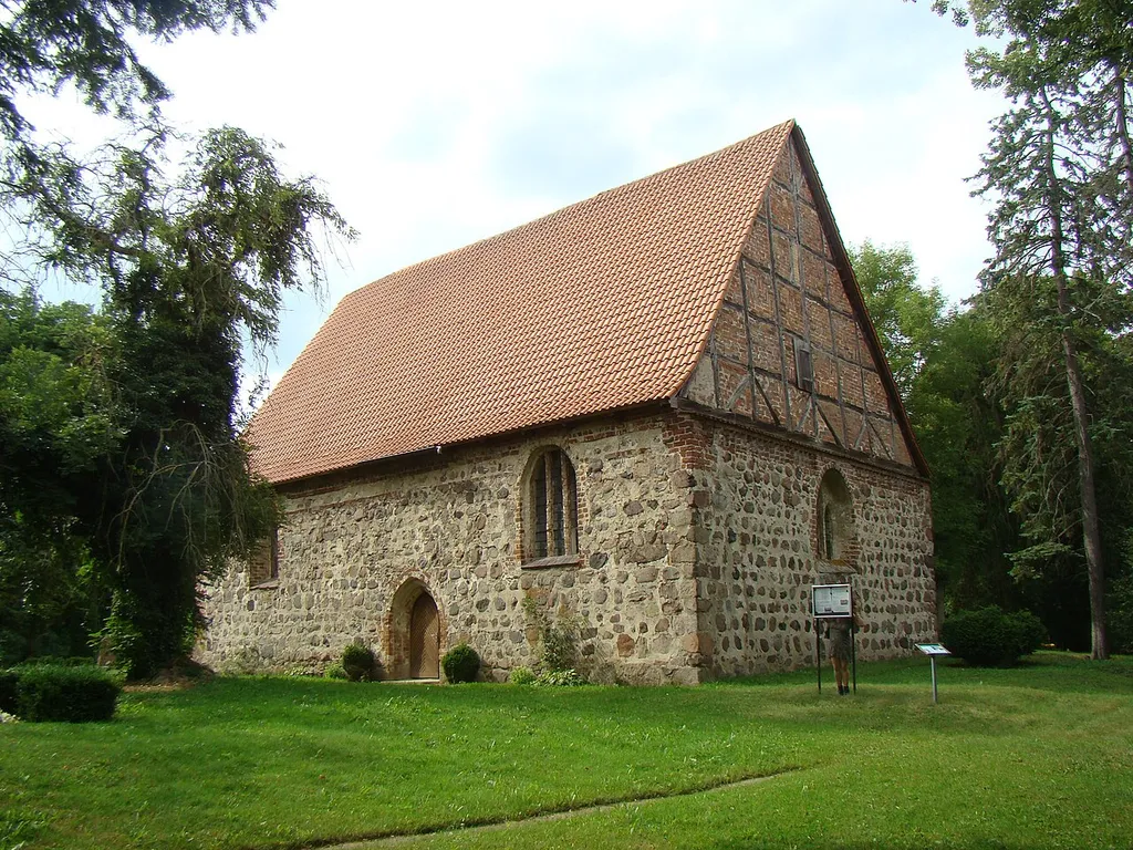 Dorfkirche Lütgendorf, freistehender Glockenstuhl