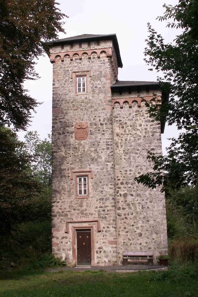 Aussichtsturm auf dem Gelände der Ruine Schloss Aremberg aus Steinen der ehemaligen Burganlage